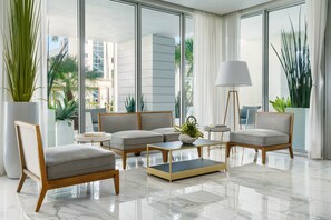 Lobby sitting area - The Altair Hotel Bay Harbor (Bay Harbor Islands)