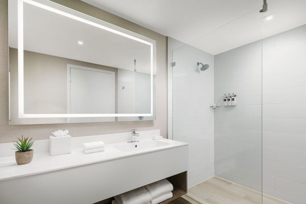 Douche, articles de toilette écologiques, sèche-cheveux, peignoirs