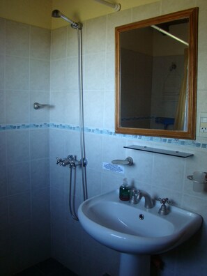 Standard Cabin, 1 Bedroom, Mountain View (Margaritas) | Bathroom - Cabañas Puerto Luna (Villa General Belgrano)