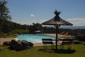 Seasonal outdoor pool - Cabañas Puerto Luna (Villa General Belgrano)