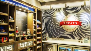 A snack bar with a sign reading "Welcome to Foxborough" and a "Treats" sign. - Hampton Inn & Suites Foxborough/Mansfield (Foxborough)