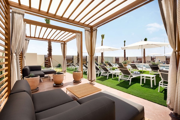 Piscina externa, barracas de cortesia, guarda-sóis