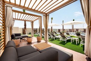 Piscina externa, barracas de cortesia, guarda-sóis