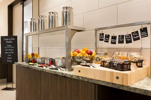 Un bufé de desayuno con diversos alimentos y acompañamientos.