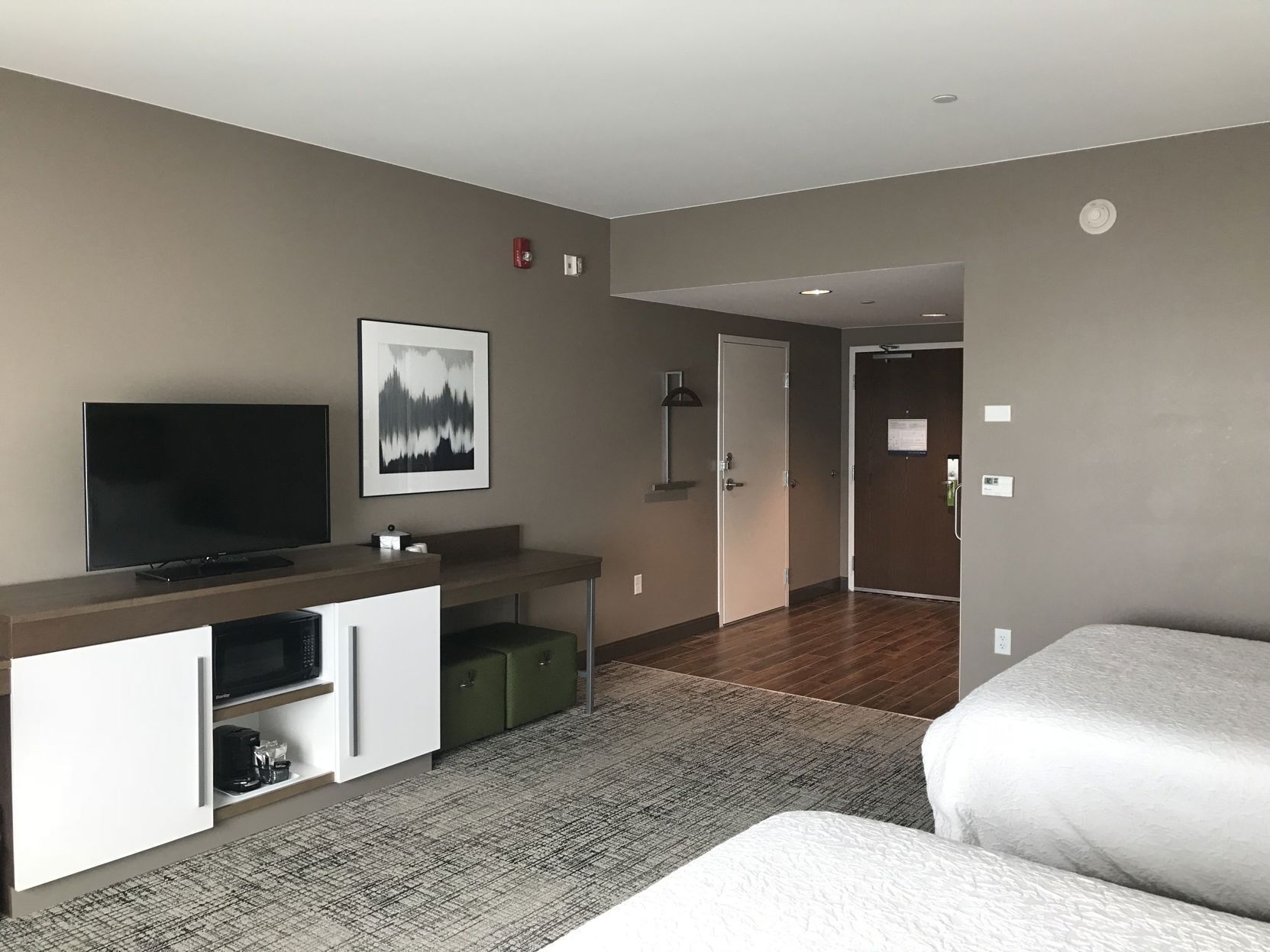 Literie de qualité, coffre-fort, bureau, rideaux d’obscurcissement