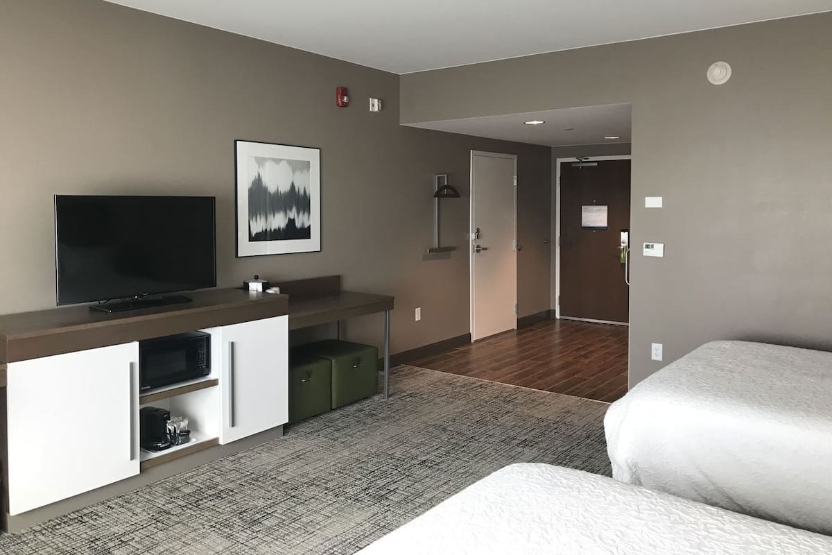 Premium bedding, in-room safe, desk, blackout drapes