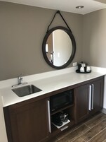 Ropa de cama de alta calidad, caja fuerte, escritorio y cortinas opacas