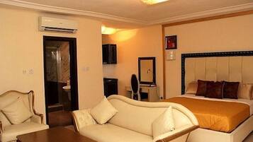 1 bedroom, premium bedding, in-room safe, desk