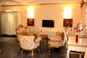 Premium Studio, 1 Queen Bed, Non Smoking | 1 bedroom, premium bedding, in-room safe, desk - Calabar Harbour Resort SPA (Calabar)