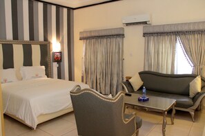 基础客房, 1 张双人床, 无烟房 | 1 多间卧室、高档床上用品、客房内保险箱、办公桌