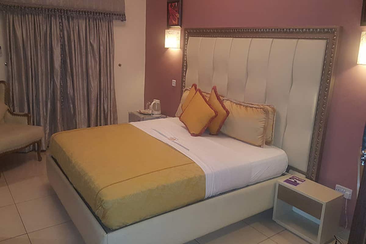 Basic Room, 1 Double Bed, Non Smoking | 1 bedroom, premium bedding, in-room safe, desk