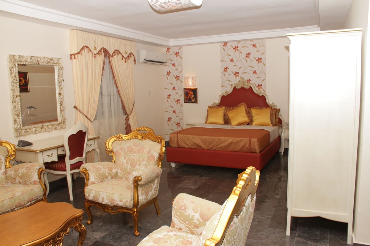1 bedroom, premium bedding, in-room safe, desk