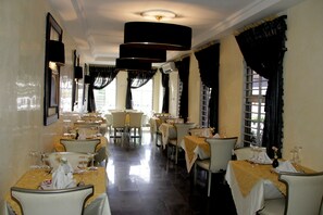 供应早餐、午餐和晚餐，本地与国际菜