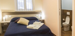 Vierbettzimmer | Minibar, Zimmersafe, Schreibtisch, schallisolierte Zimmer