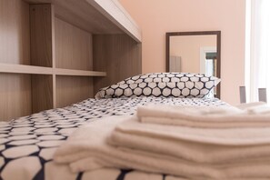 Vierbettzimmer | Minibar, Zimmersafe, Schreibtisch, schallisolierte Zimmer