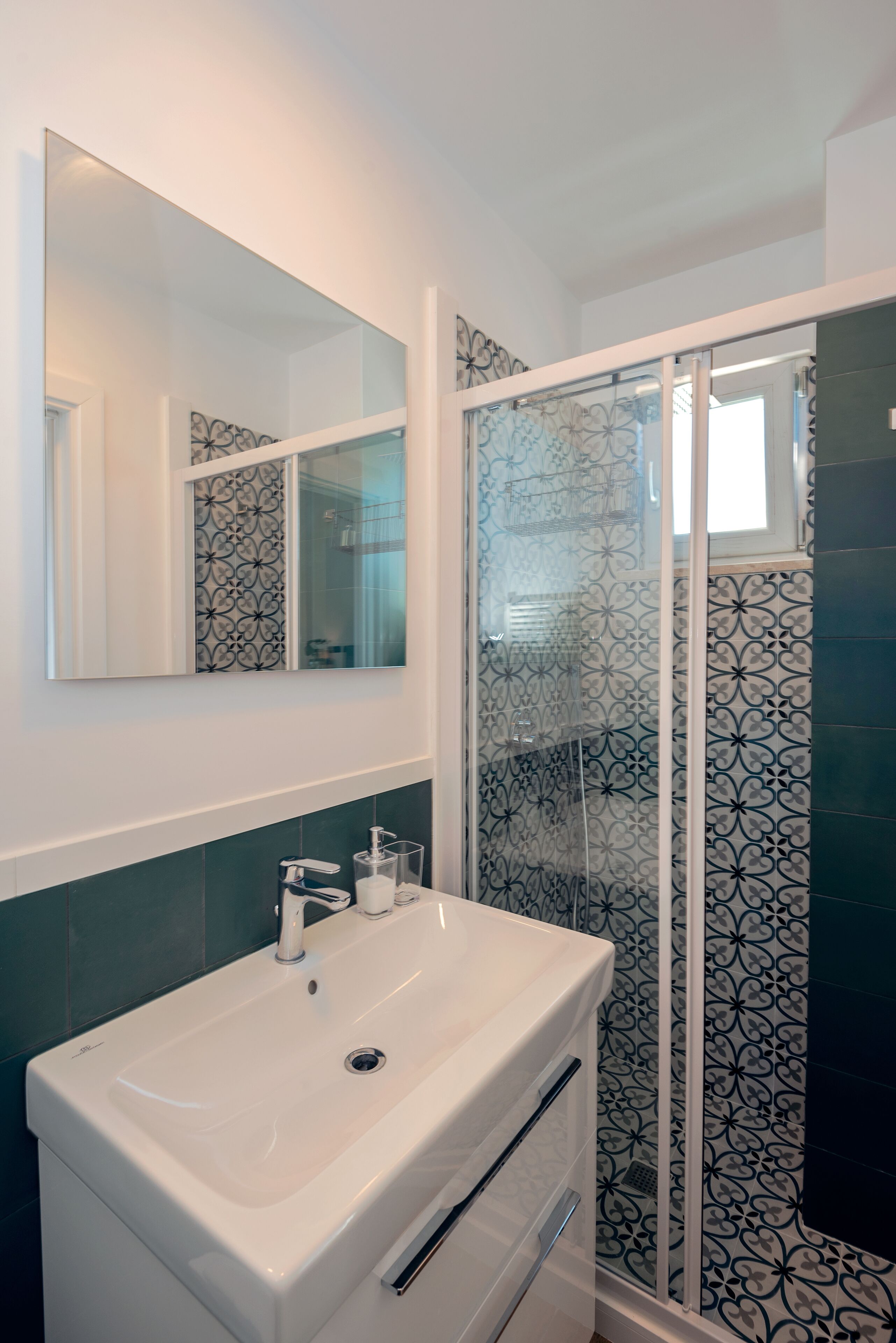 Panoramic Studio | Bathroom | Shower, rainfall showerhead, free toiletries, hair dryer
