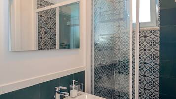Panoramic Studio | Bathroom | Shower, rainfall showerhead, free toiletries, hair dryer