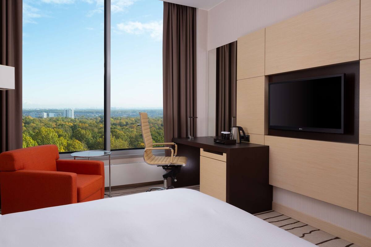 Deluxe Double Room, 1 Katil Ratu (Queen) | Peralatan tempat tidur premium, bar mini, peti besi dalam bilik, meja