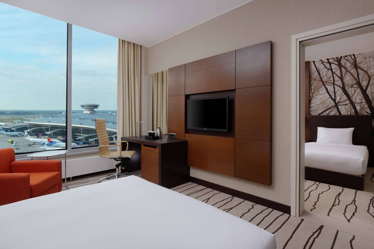 Family Quadruple Room, Connecting Rooms | Peralatan tempat tidur premium, bar mini, peti besi dalam bilik, meja