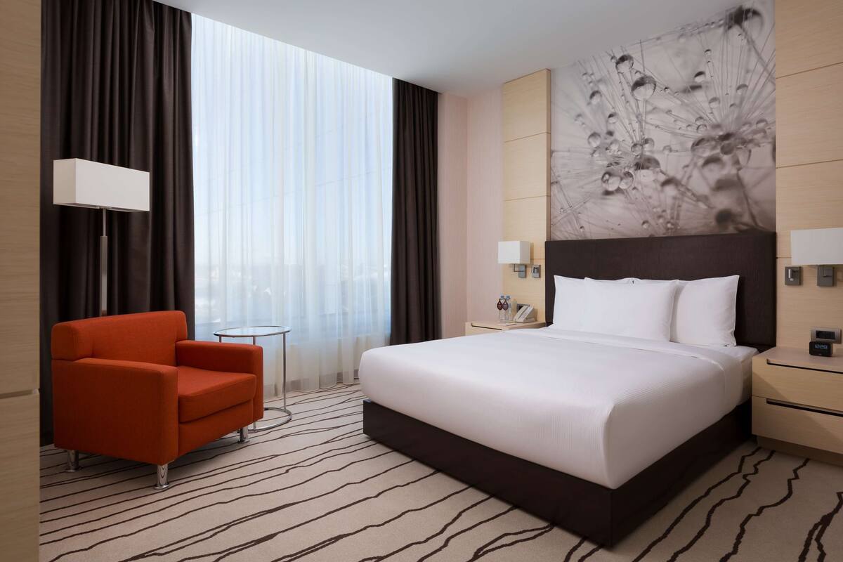 Suite, 1 Bedroom, Akses Club Lounge | Peralatan tempat tidur premium, bar mini, peti besi dalam bilik, meja