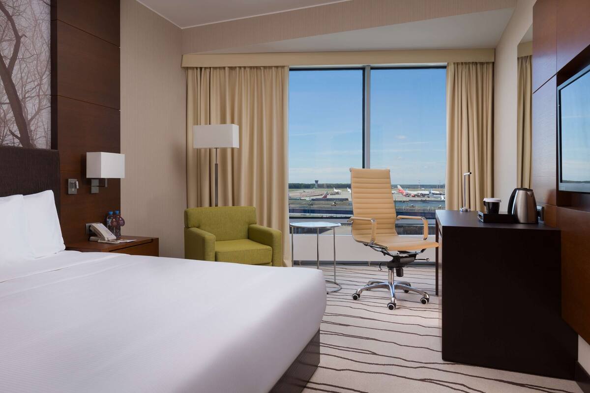 Executive Room, 1 Katil Ratu (Queen), Akses Club Lounge | Peralatan tempat tidur premium, bar mini, peti besi dalam bilik, meja