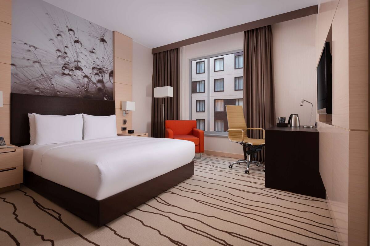 Double Room | Peralatan tempat tidur premium, bar mini, peti besi dalam bilik, meja