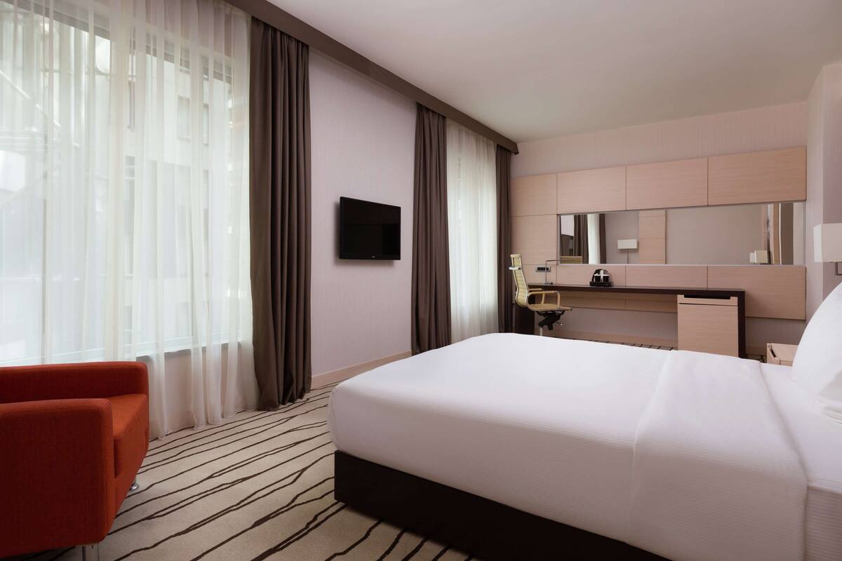 Double Room, 1 Katil Ratu (Queen), Accessible | Peralatan tempat tidur premium, bar mini, peti besi dalam bilik, meja