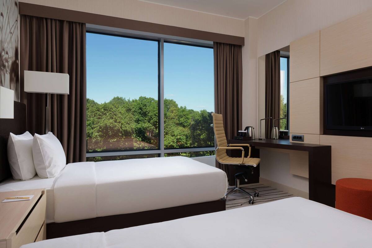 Twin Room | Peralatan tempat tidur premium, bar mini, peti besi dalam bilik, meja