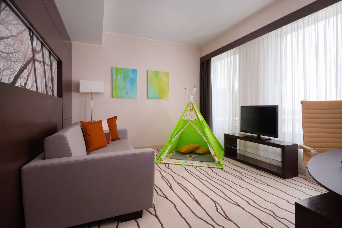 Family Corner One Bedroom Suite | Ruang tamu