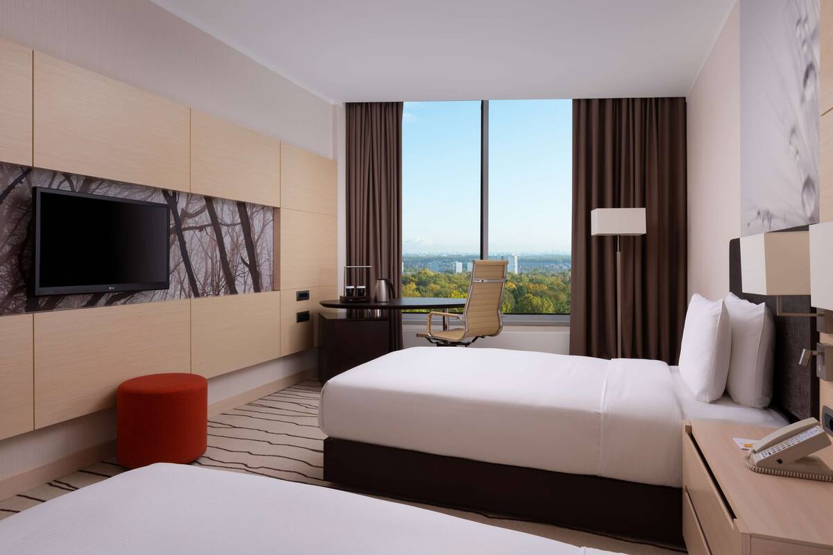 Deluxe Twin Room | Peralatan tempat tidur premium, bar mini, peti besi dalam bilik, meja