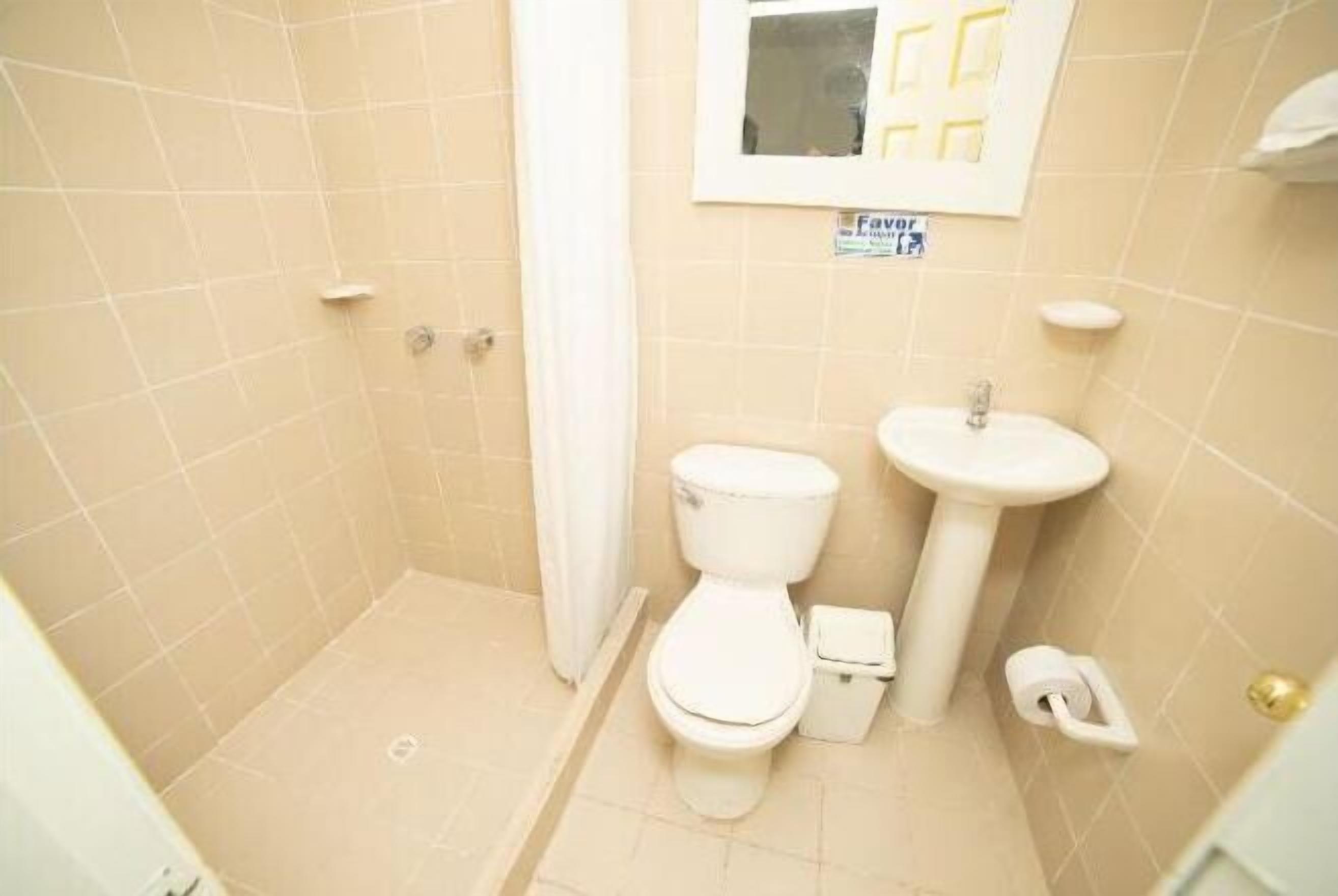 Baño | Ducha, artículos de higiene personal gratuitos y secador de pelo