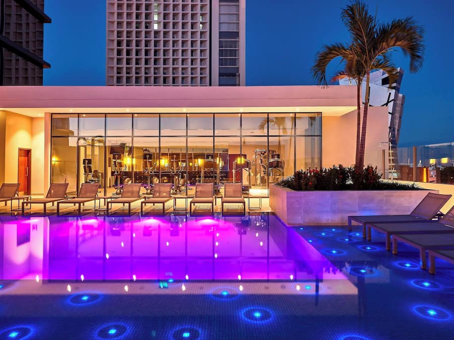 Een buitenzwembad, parasols voor strand/zwembad