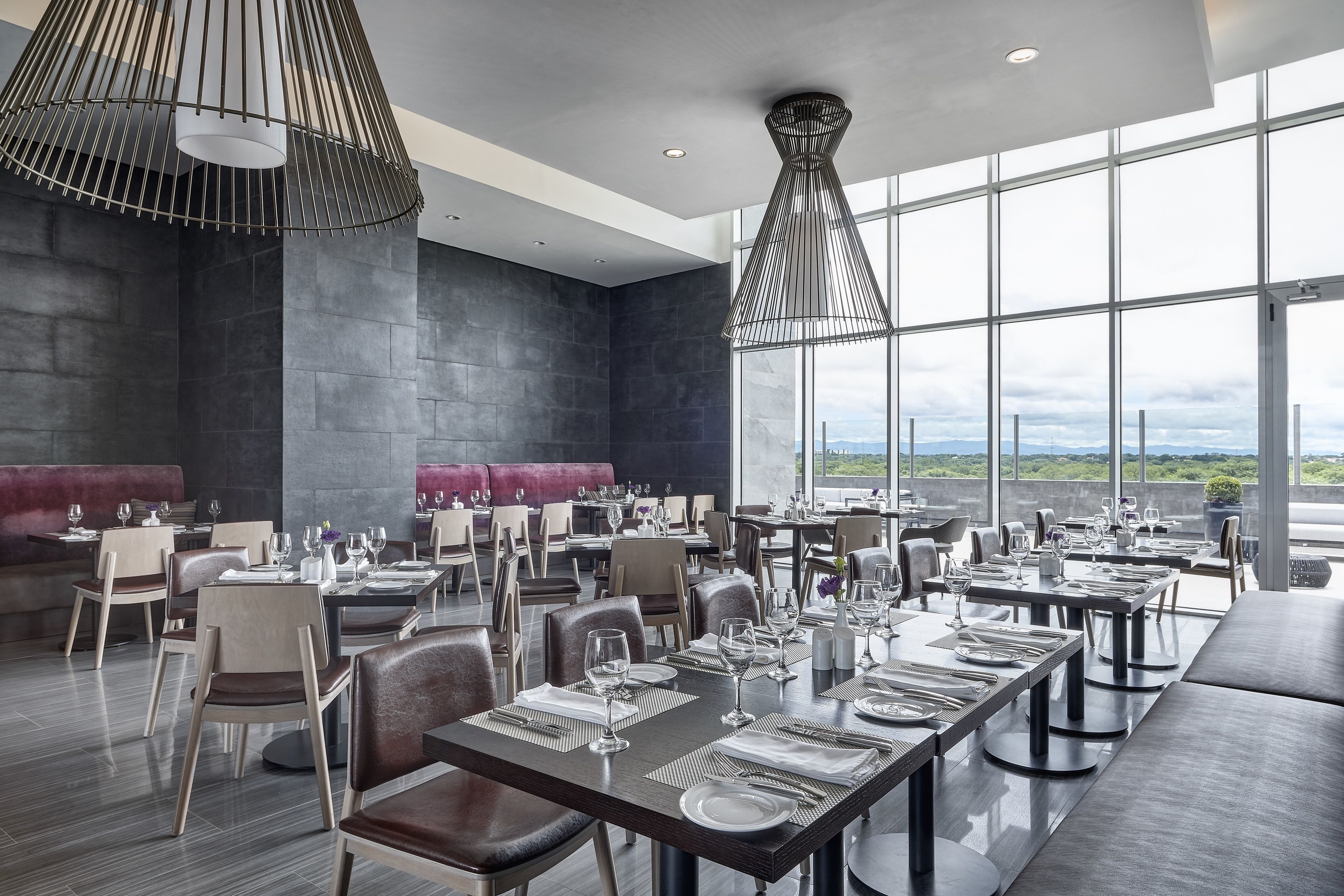 供应早餐、午餐和晚餐，国际美食