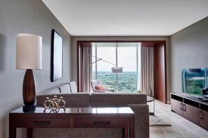 Suite – executive, 1 kingsize-seng, parkutsikt | Oppholdsrom | En 48-tommers Flatskjerm-TV med kabel-kanaler samt TV og filmkjøp