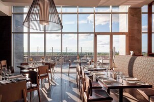 Se sirven desayunos, almuerzos y cenas; cocina internacional