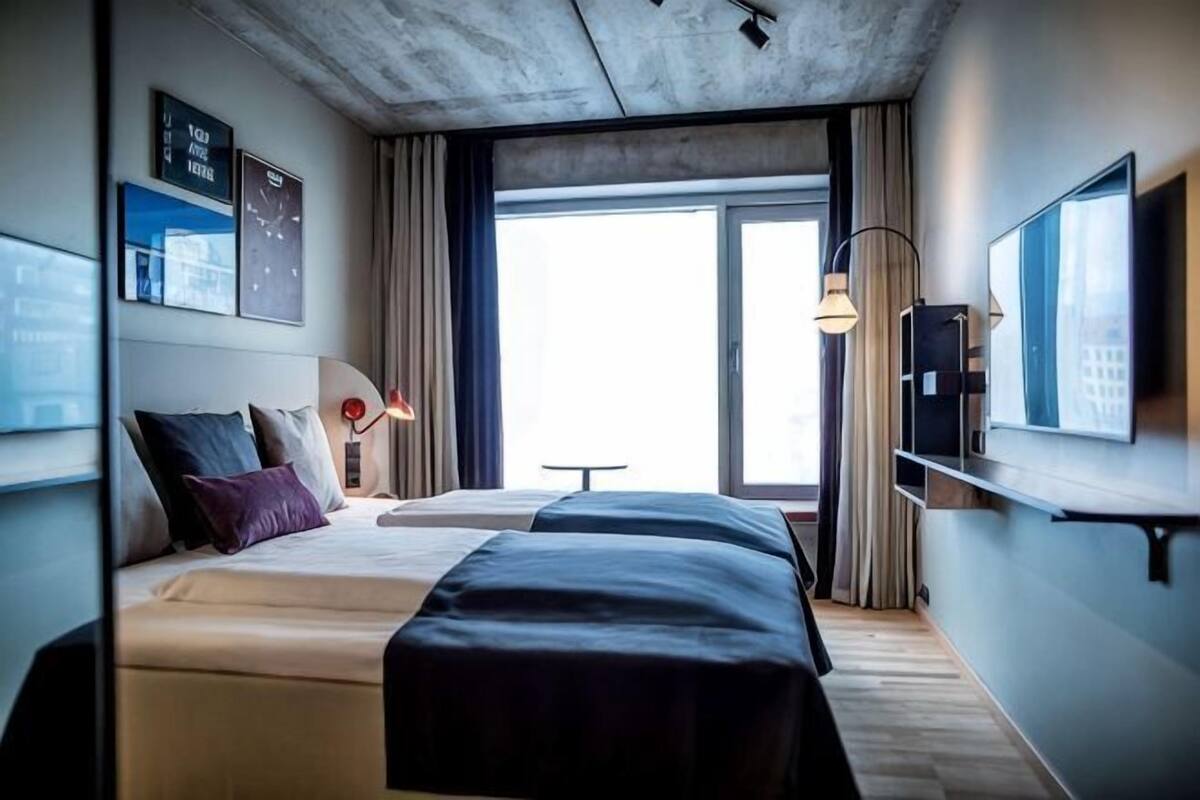 Safe på rommet, strykejern/-brett, wi-fi (inkludert) og sengetøy