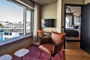 Caja de seguridad en la habitación y tabla de planchar con plancha 