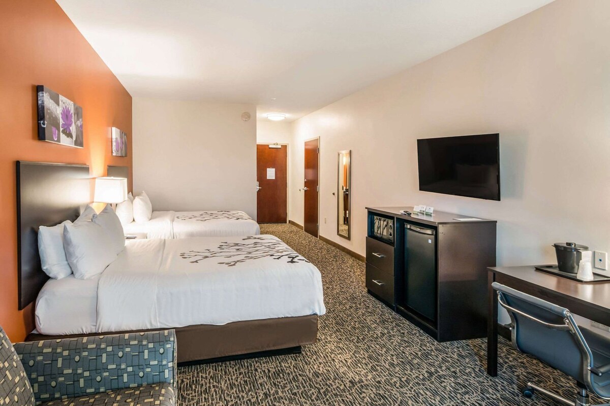 Desk, iron/ironing board, rollaway beds (surcharge), bed sheets