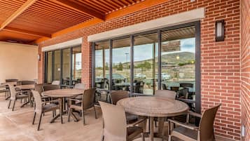 朝食 (ビュッフェ)、毎日提供 (無料)