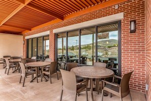 包每日自助早餐