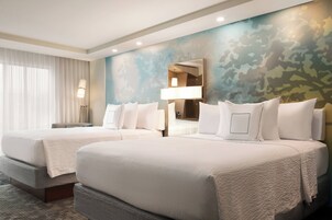 Escritorio, cortinas blackout y tabla de planchar con plancha 