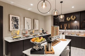 Petit déjeuner buffet (18.95 USD par personne)