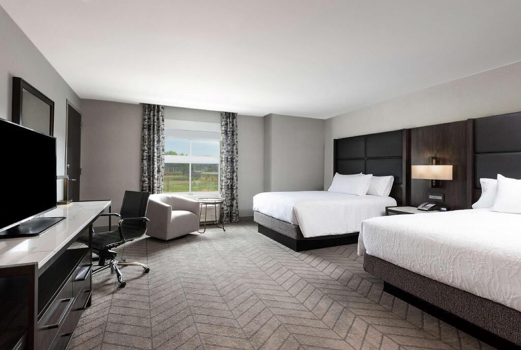 Safe på rommet, skrivebord, blendingsgardiner og strykejern/-brett