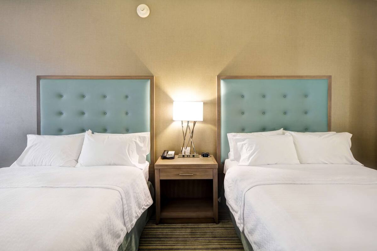 Phòng Suite, 1 phòng ngủ, không hút thuốc | Bàn, màn/rèm cản sáng, bàn ủi/dụng cụ ủi quần áo 