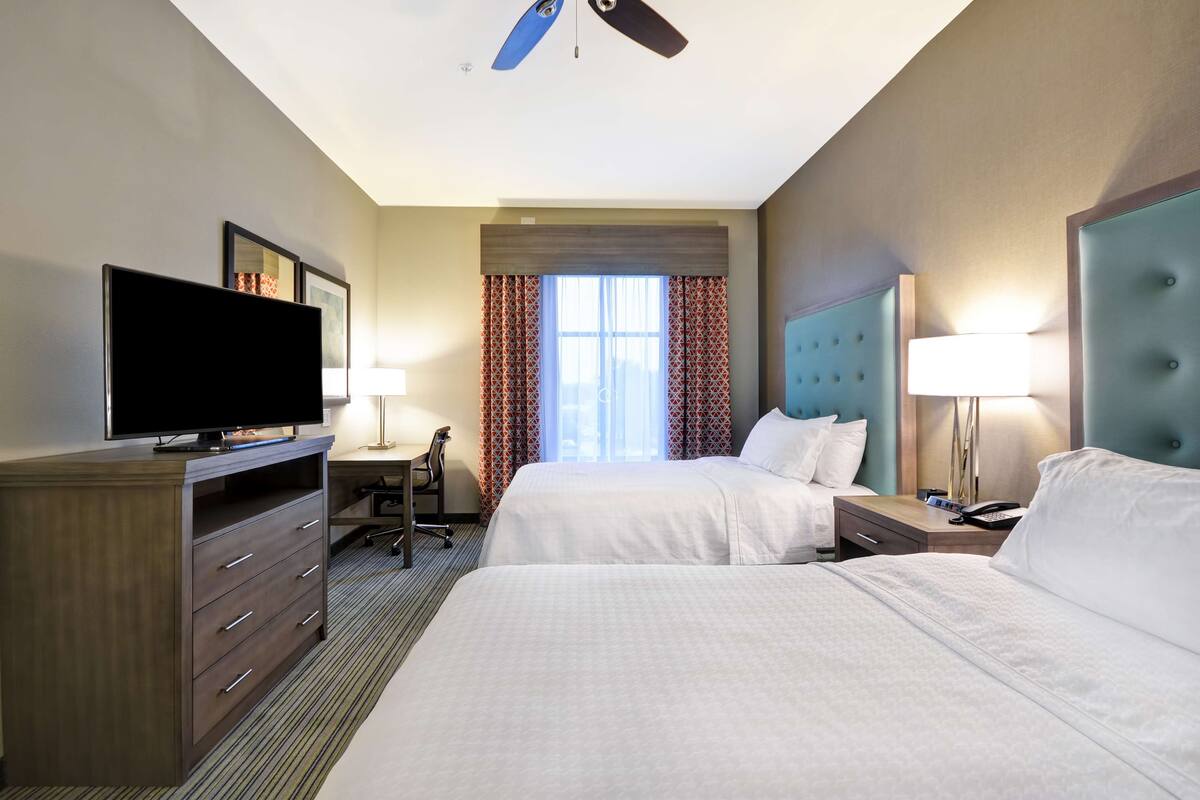 Phòng Suite, 2 giường cỡ queen, phù hợp cho người khuyết tật, bồn tắm | Bàn, màn/rèm cản sáng, bàn ủi/dụng cụ ủi quần áo 
