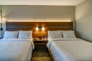 Cofres nos quartos, escrivaninha, cortinas blackout