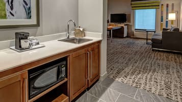 Suite, 2 queensize-senger, tilgjengelighetstilpasset, badekar | Sengetøy av topp kvalitet, safe på rommet og skrivebord