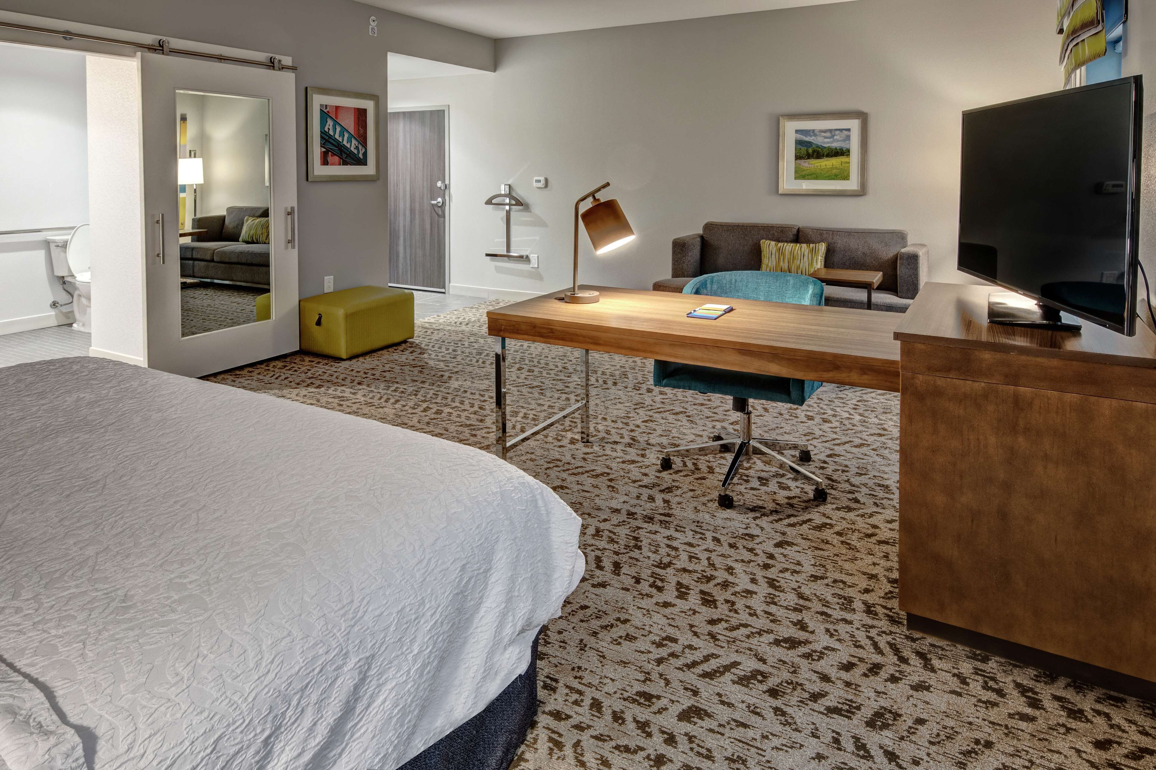 Suíte, 1 cama King, acessível (Mobility & Hearing, Roll-in Shower) | Roupas de cama premium, cofres nos quartos, escrivaninha
