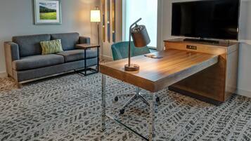 Suíte, 1 cama King, geladeira e micro-ondas (Wet bar) | Roupas de cama premium, cofres nos quartos, escrivaninha