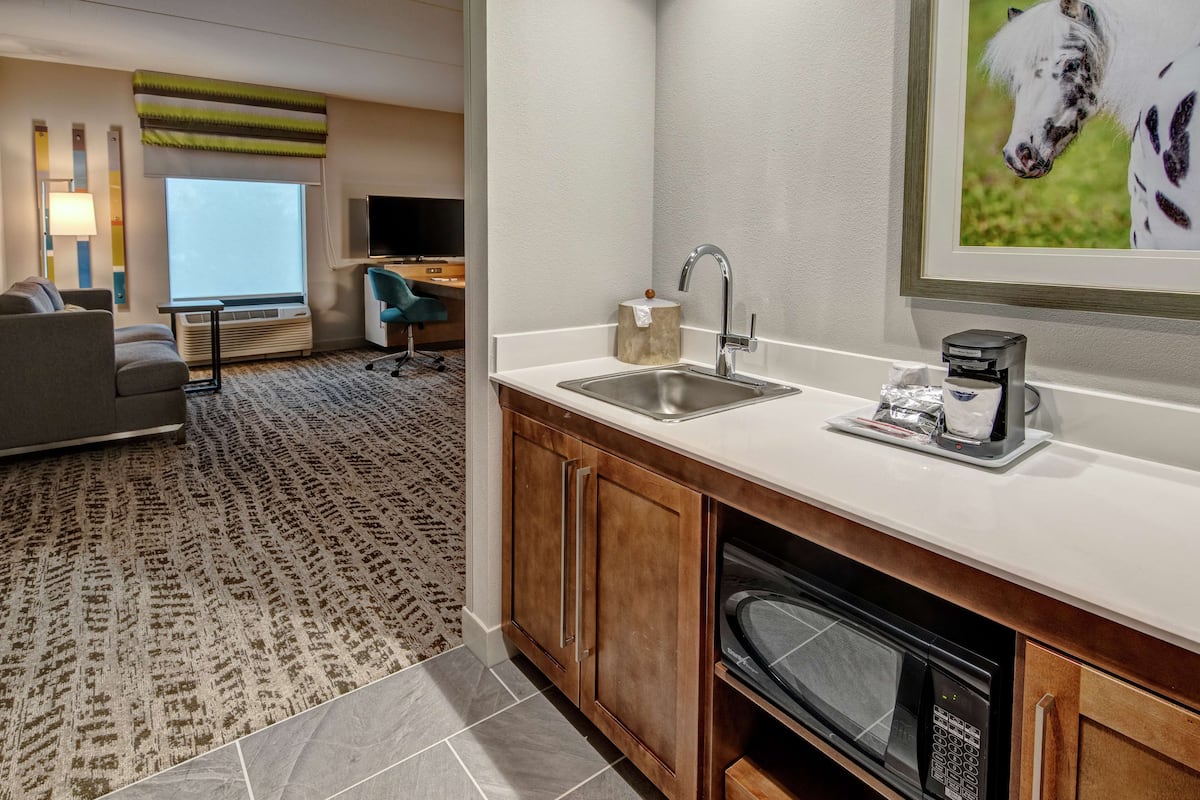 Premium bedding, in-room safe, desk, laptop workspace